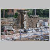 0112 ostia - regio ii - porta romana - marmordekoration an der nordseite.jpg